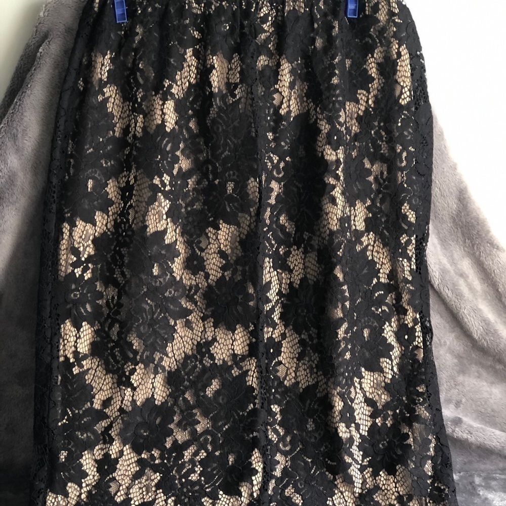 𝅺APT 9 Floral black lace print with‎ cream lining skirt size small #s1130